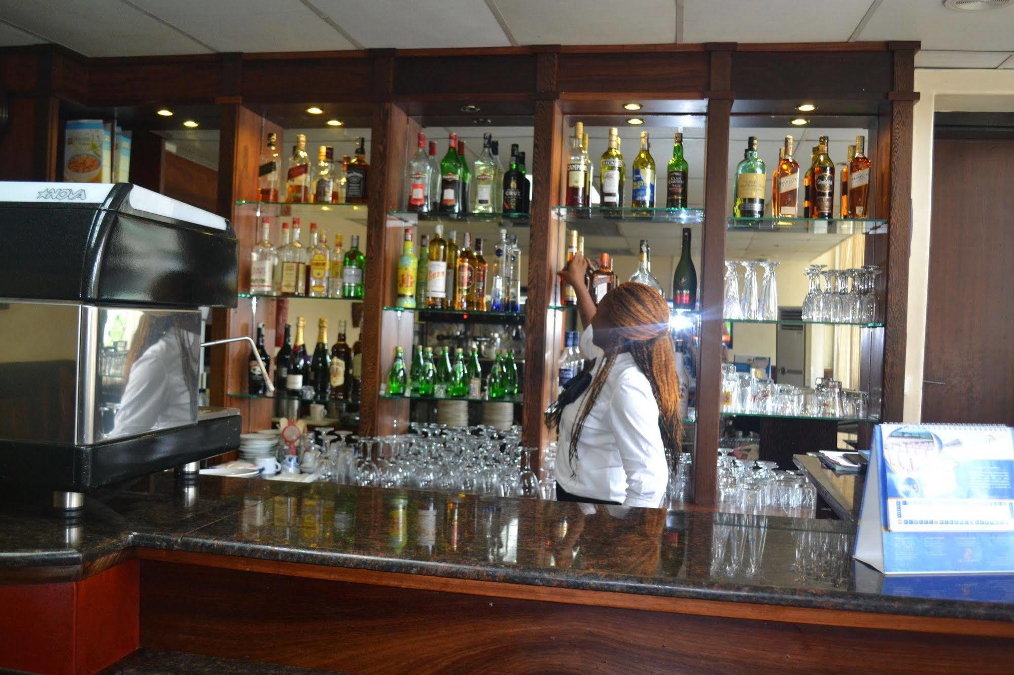 Hotel La Falaise Bonanjo Douala Esterno foto